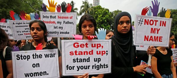 Manifestantes participam de um protesto contra o estupro de uma menina de oito anos em Kathua, perto de Jammu, e uma adolescente em Kolkata, na Índia. - Sputnik Brasil