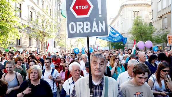 Protesto contra o primeiro-ministro húngaro, Viktor Orban, em Budapeste - Sputnik Brasil