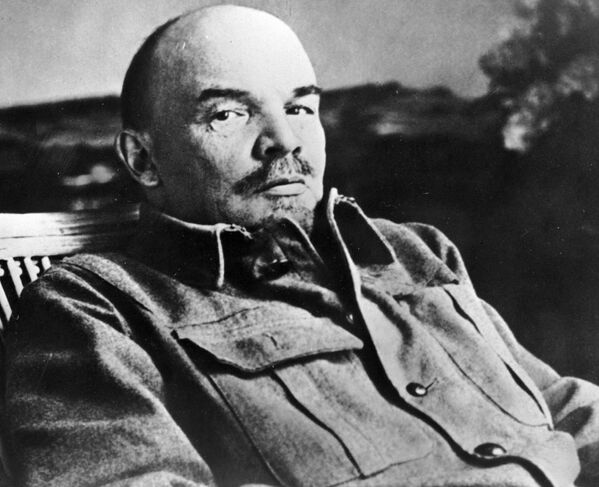 Vladimir Lenin no seu escritório na sua casa em Gorki, 1922 - Sputnik Brasil