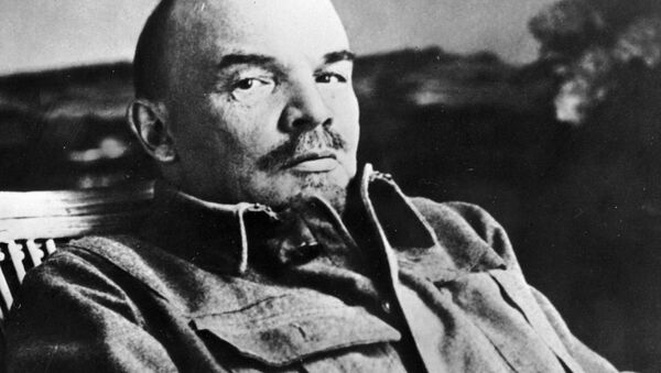 Vladimir Lenin no seu escritório na sua casa em Gorki, 1922 - Sputnik Brasil