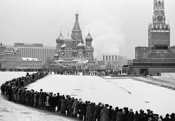 Fila para visitar o mausoléu de Lenin na Praça Vermelha, 1984 - Sputnik Brasil