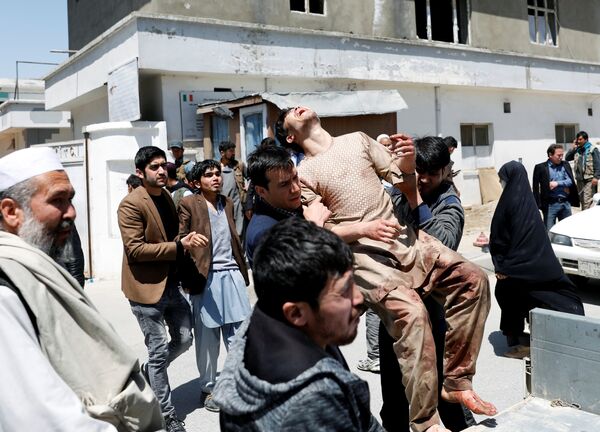 Parentes das vítimas levam um homem ferido para fora de um hospital após um ataque suicida em Cabul. - Sputnik Brasil