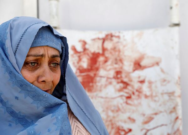 Uma mulher chora em um hospital após  ataque suicida em Cabul. - Sputnik Brasil