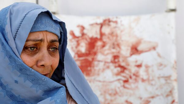Uma mulher chora em um hospital após  ataque suicida em Cabul. - Sputnik Brasil