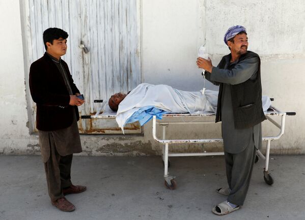 Um homem em meio a cadáveres de um hospital depois de um ataque suicida em Cabul, no Afeganistão. - Sputnik Brasil