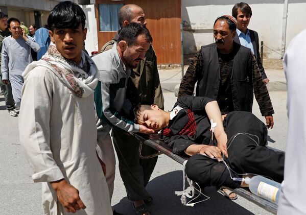 Parentes carregam um homem ferido do lado de fora de um hospital após um ataque suicida em Cabul. - Sputnik Brasil