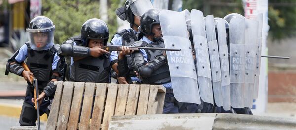 Polícia reprime protesto na Nicarágua, abril de 2018. - Sputnik Brasil
