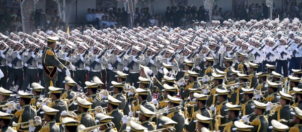 Forças Armadas do Irã no desfile militar do 37º aniversário da invasão do Iraque ao Irã em 1980 - Sputnik Brasil
