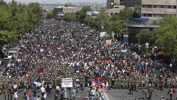 Pessoas protestando contra a nomeação do ex-presidente Serzh Sargsyan como novo premiê em Erevan, 23 de abril de 2018 - Sputnik Brasil