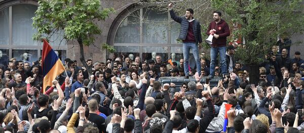 Protestos na capital armênia de Erevan contra a nomeação de Serzh Sargsyan como primeiro-ministro do país - Sputnik Brasil