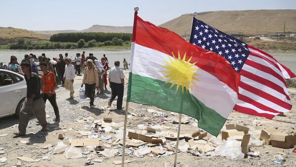 Bandeiras dos EUA e do Curdistão flutuam ao vento (Arquivo) - Sputnik Brasil