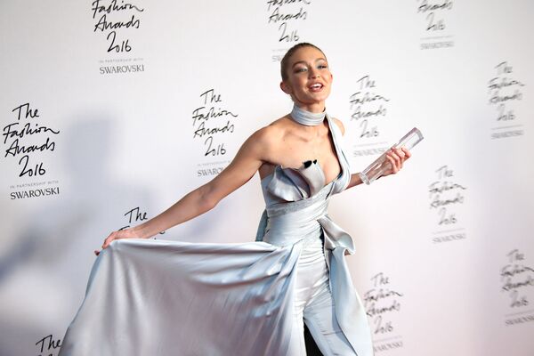 Gigi Hadid, reconhecida como a melhor modelo do ano, assiste à cerimônia de premiação The Fashion Award 2016 em Londres - Sputnik Brasil