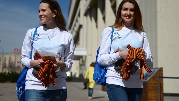Voluntárias distribuindo fitas de São Jorge em Moscou no âmbito da iniciativa tradicional dedicada ao Dia da Vitória - Sputnik Brasil