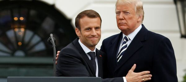 U.S. President Donald Trump and French President Emmanuel Macron attend an arrival ceremony at the White House in Washington, U.S., April 24, 2018 - Sputnik Brasil