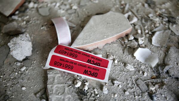 Etiquetas da Organização para a Proibição de Armas Químicas (OPAQ) vistas em uma casa destruída em Douma, 23 de abril de 2018 - Sputnik Brasil