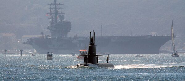 Submarino sueco HSwMS Gotland atravessando a baía de San Diego junto com o porta-aviões USS Ronald Reagan (foto de arquivo) - Sputnik Brasil