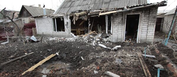 Casa destruída por um ataque contra a cidade de Yasinovataya, no leste da Ucrânia - Sputnik Brasil