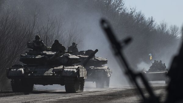 Tropas ucranianas em tanques perto de Artyomovsk (Bakhmut, em ucraniano), no leste da Ucrânia - Sputnik Brasil