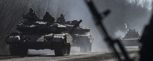 Foto de arquivo de tropas ucranianas andar em tanques perto de Artemivsk, leste da Ucrânia. - Sputnik Brasil