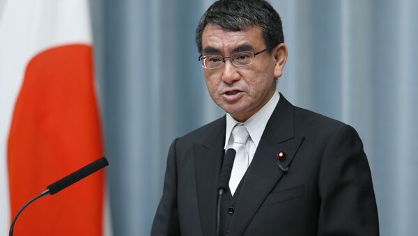 O ministro das Relações Exteriores do Japão, Taro Kono, fala durante uma coletiva de imprensa na residência oficial do primeiro-ministro em Tóquio. - Sputnik Brasil