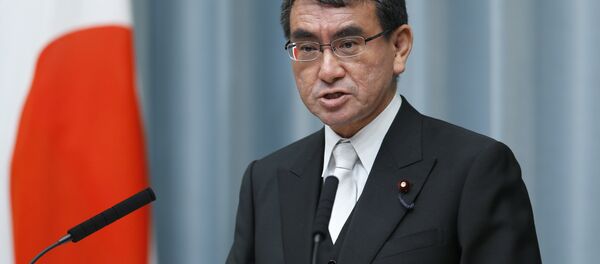 O ministro das Relações Exteriores do Japão, Taro Kono, fala durante uma coletiva de imprensa na residência oficial do primeiro-ministro em Tóquio. - Sputnik Brasil
