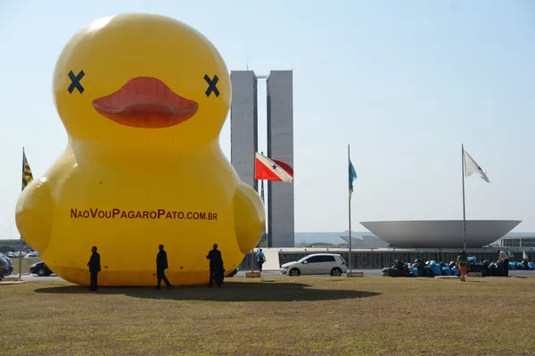 Pato amarelo da Fiesp em Brasília (arquivo) Pato amarelo da Fiesp em Brasília (arquivo) - Sputnik Brasil