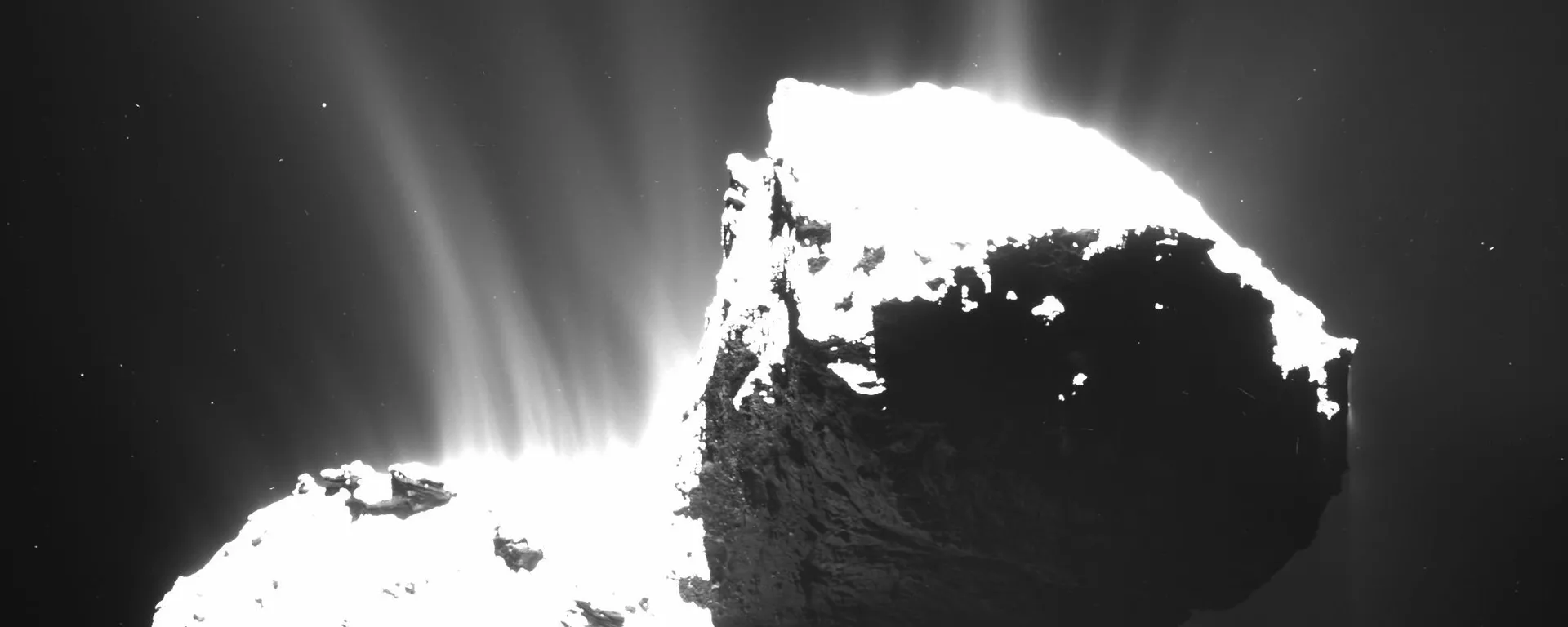 Cometa 67P/Churyumov-Gerasimenko, cujas fotos originais foram tiradas pela câmera OSIRIS em 1º de junho de 2016 - Sputnik Brasil, 1920, 04.04.2026