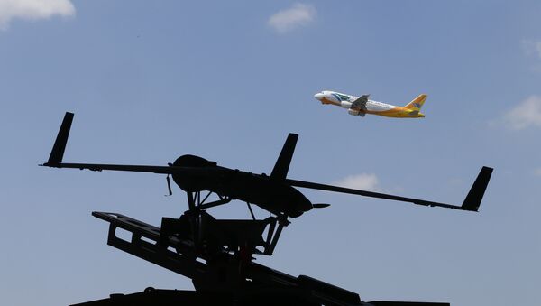 Avião comercial decolando com um drone em primeiro plano - Sputnik Brasil