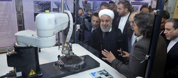 Presidente iraniano, Hassan Rouhani, ouvindo explicações sobre novos êxitos na área nuclear, Teerã, 9 de abril de 2018 - Sputnik Brasil