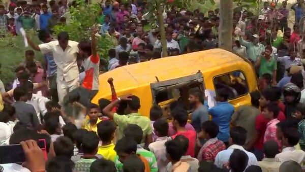 Trem e van escolar colidem na Índia - Sputnik Brasil