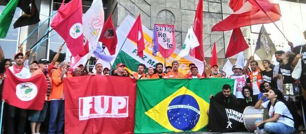 Manifestantes em defesa da Petrobras, no Rio de Janeiro, em frente à sede da empresa - Sputnik Brasil