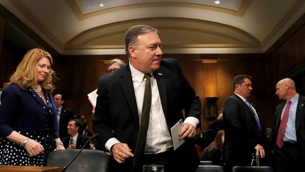 O então diretor da CIA, Mike Pompeo, deixa seu assento para uma pausa após testemunhar diante do Comitê de Relações Exteriores do Senado dos EUA, em uma audiência para sua confirmação como novo secretário de Estado dos EUA. - Sputnik Brasil