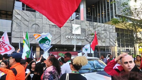 Manifestação em frente à sede da Petrobras, no Rio de Janeiro, contra mudanças na estatal - Sputnik Brasil