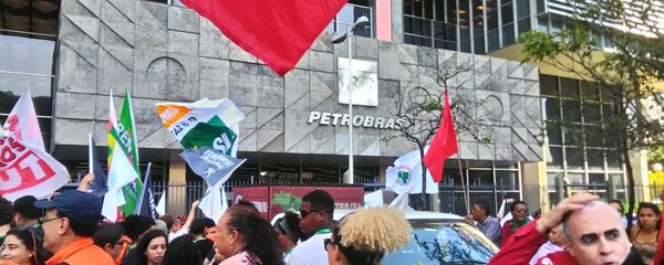 Manifestação em frente à sede da Petrobras, no Rio de Janeiro, contra mudanças na estatal - Sputnik Brasil