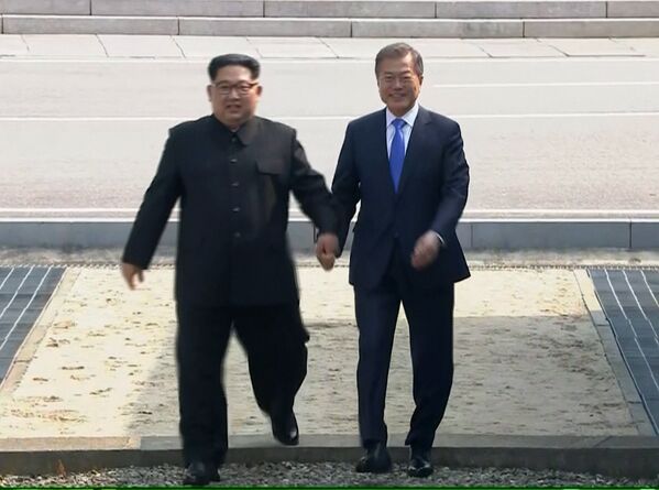 Kim Jong-un e Moon Jae-in. - Sputnik Brasil