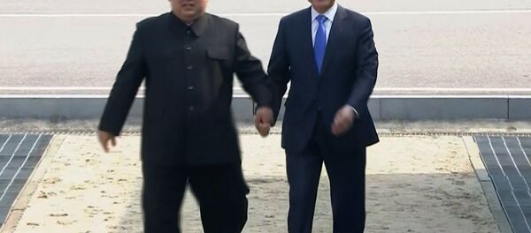 Kim Jong-un e Moon Jae-in. - Sputnik Brasil