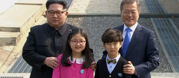 Kim Jong-un e Moon Jae-in. - Sputnik Brasil