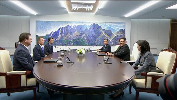 Mesa de negociação de Kim Jong-un e Moon Jae-in. - Sputnik Brasil