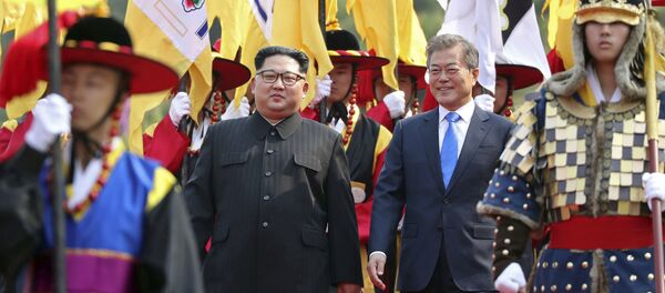 Líderes das duas Coreias, Kim Jong-un e Moon Jae-in, durante encontro na zona desmilitarizada que separa os dois países - Sputnik Brasil