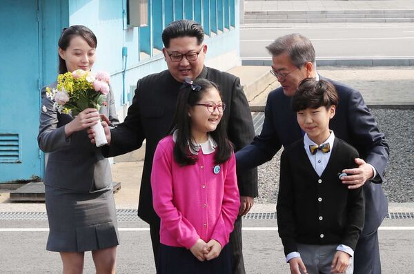 Presidente sul-coreano Moon Jae-in e seu homólogo norte-coreano, acompanhado por pessoas de confiança, posam com buquê de flores durante encontro na localidade de Panmunjom - Sputnik Brasil