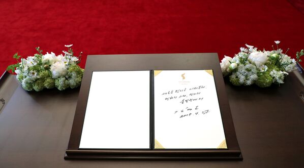 Anotação do líder da Coreia do Norte, Kim Jong-un, no livro de visitantes, feita durante sua visita à localidade de Panmunjom, zona desmilitarizada entre as duas Coreias - Sputnik Brasil
