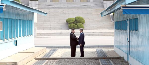Líderes da Coreia do Norte, Kim Jong-un, e da Coreia do Sul, Moon Jae-in, conversando no primeiro encontro na zona desmilitarizada no âmbito das negociações intercoreanas em 27 de abril de 2018 - Sputnik Brasil