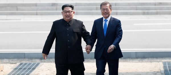 Cúpula histórica entre o presidente da Coreia do Sul, Moon Jae-in, e líder norte-coreano, Kim Jong-un Cúpula histórica entre o presidente da Coreia do Sul, Moon Jae-in, e líder norte-coreano, Kim Jong-un - Sputnik Brasil
