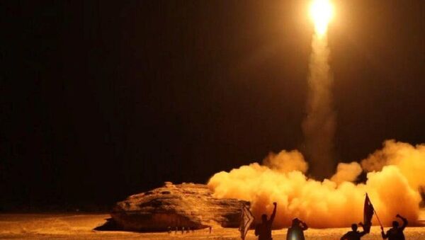 Lançamento de míssil balístico pelos houthis contra a Arábia Saudita (foto de arquivo) - Sputnik Brasil