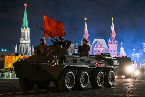 Veículo de transporte blindado BTR-82А participando do ensaio do desfile militar - Sputnik Brasil
