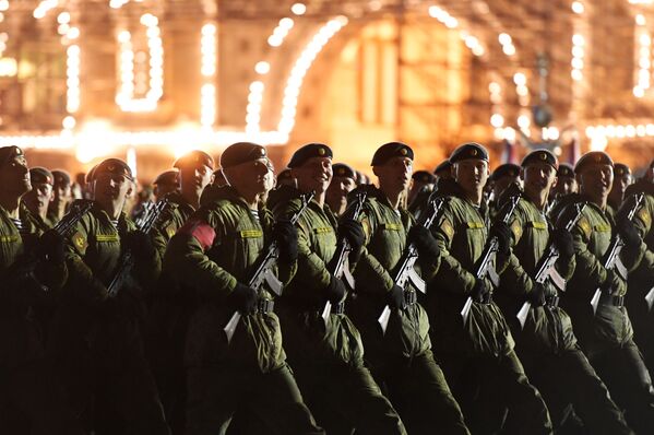 Militares das unidades de desfile no ensaio da parada militar na Praça Vemelha. - Sputnik Brasil