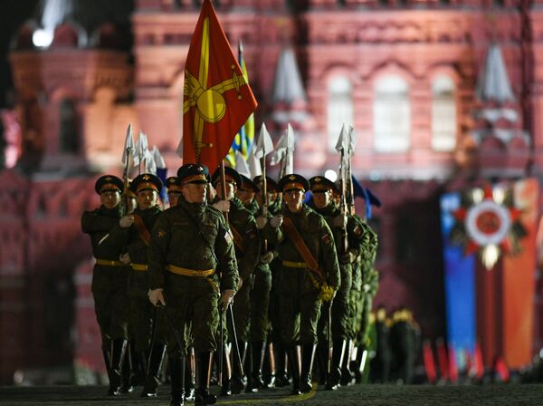 Militares participando do ensaio do desfile dedicado ao 73º aniversário da Vitória na Grande Guerra pela Pátria - Sputnik Brasil