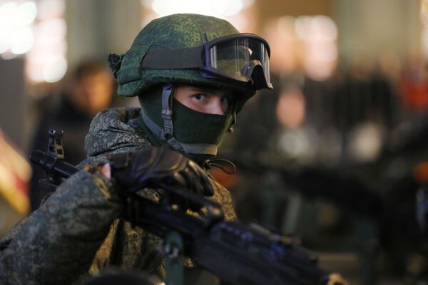 Um militar antes do início do ensaio do desfile militar - Sputnik Brasil