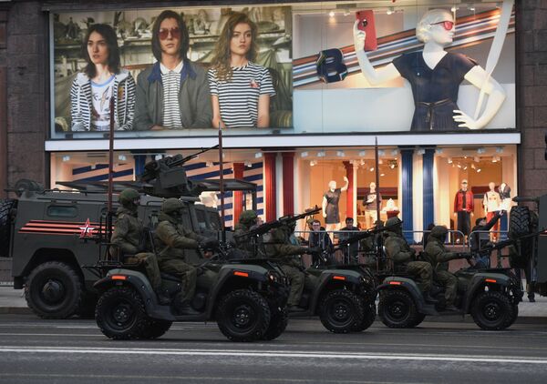 Moto todo-terreno do exército AM-1 antes do ensaio na Praça Vermelha - Sputnik Brasil