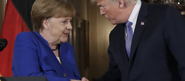 Donald Trump, presidente dos Estados Unidos, recebe a chanceler alemã, Angela Merkel, na Casa Branca - Sputnik Brasil